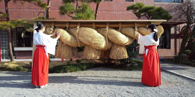 ～2月末　直接触れる大しめ縄の特別展示